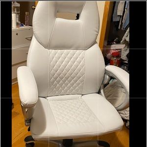White computer/desk chair